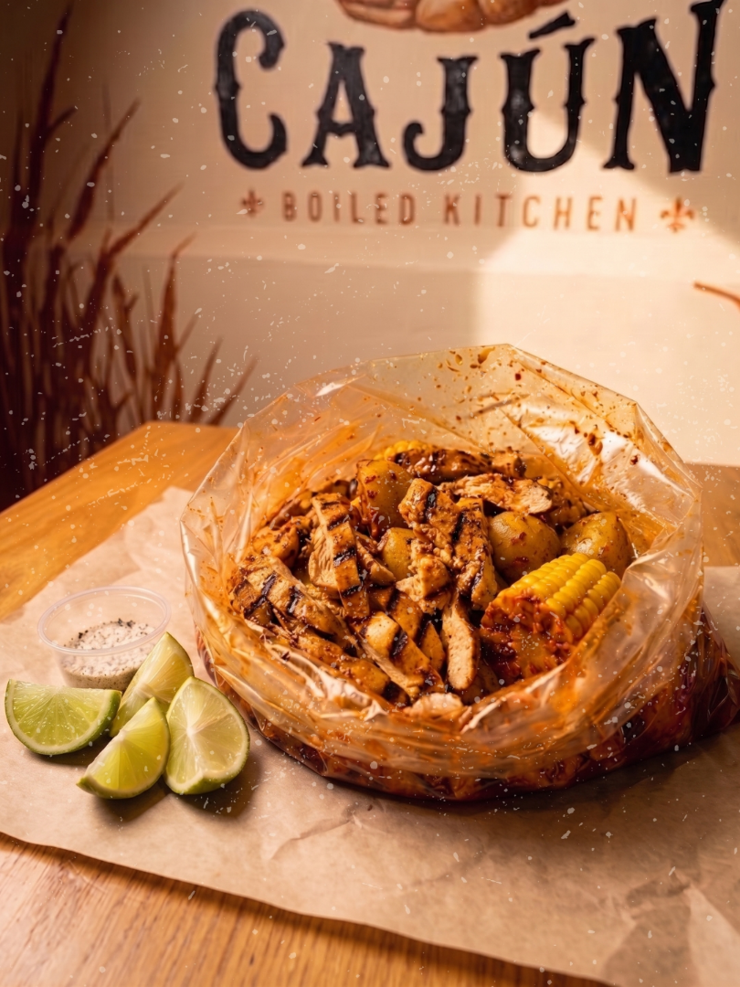 Pollo cajún a la parrilla en bolsa con papa y elote