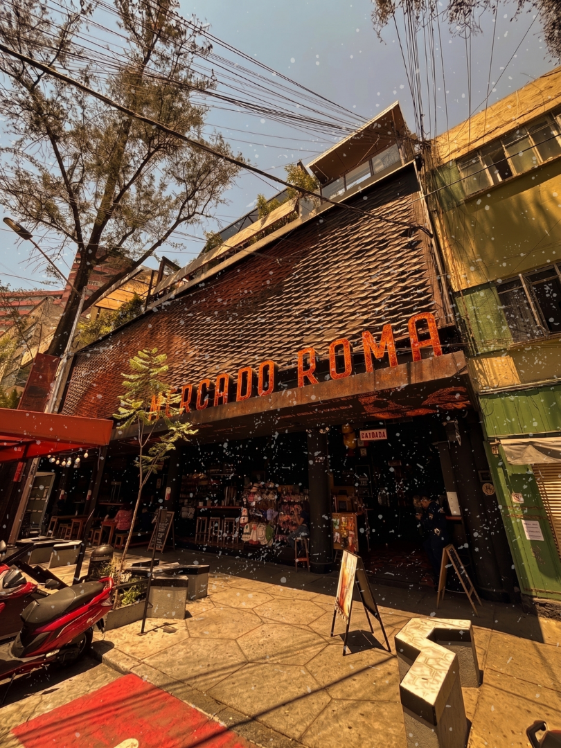 Entrada de Mercado Roma, sede de El Camarón Cajún en Roma Norte